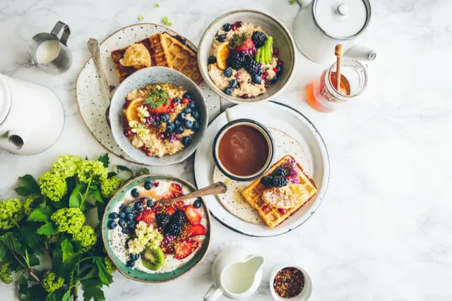 Petit-déjeuner servi avec plusieurs assiettes et boissons
